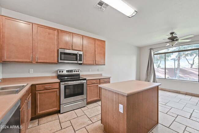 Building Photo - 2600 E Springfield Pl