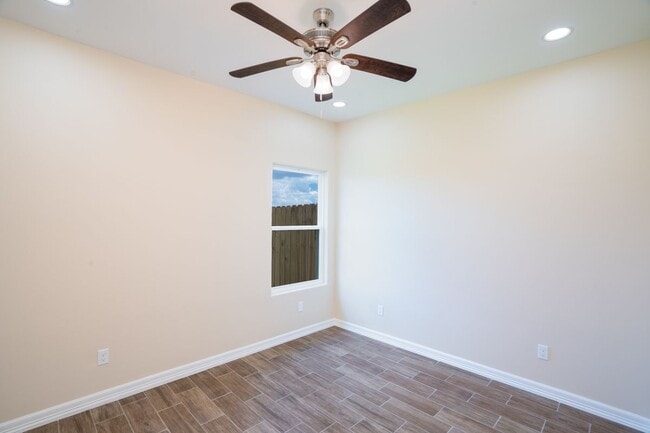 Building Photo - 1010 Escondido Ln E