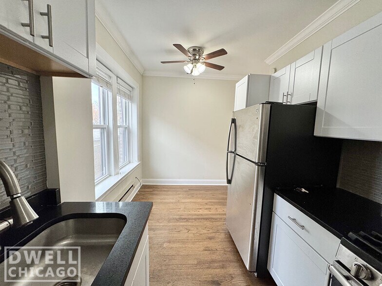 Building Photo - 3820 N Greenview Ave