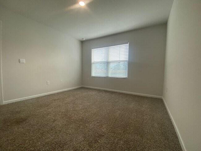 Building Photo - Efficient 4BR Living with Fenced Yard & Convenient Access