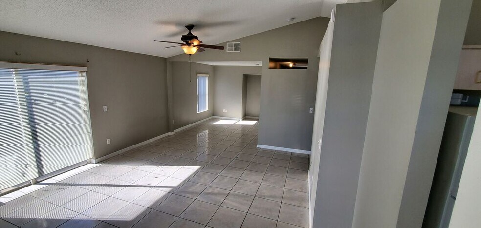 Building Photo - 2370 Harbor Town Dr