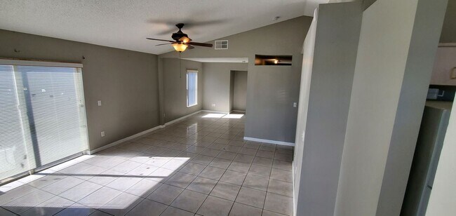 Building Photo - 2370 Harbor Town Dr