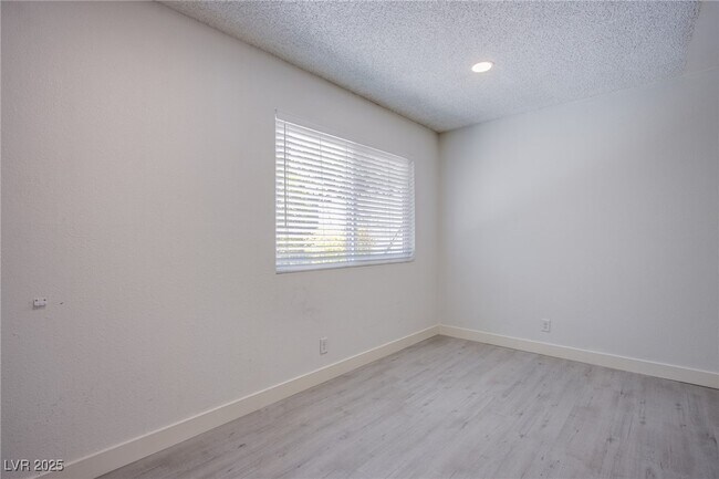 Building Photo - 5009 Evergreen Ave
