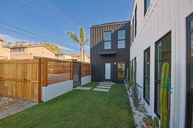 Building Photo - Luxury Living with Massive Private Yard in Downtown Burbank!