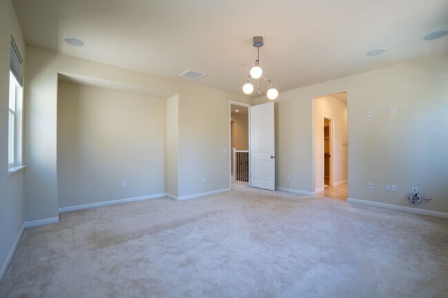 Building Photo - 3625 Blue Bird Dr