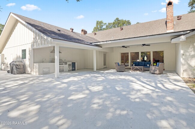 Building Photo - 2407 E Broussard Rd
