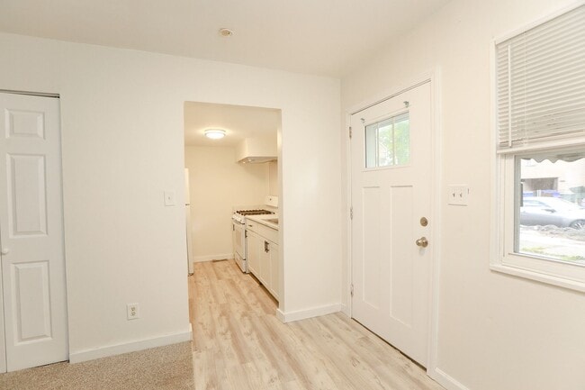 Building Photo - Bright, Clean, and Move-In Ready Townhome