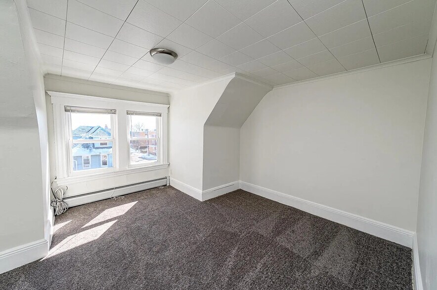 Upstairs Bedroom - 90 Union Ave