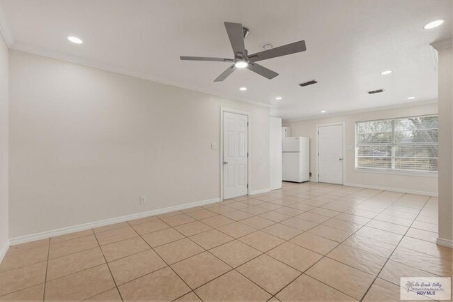 Building Photo - 711 Cisneros St