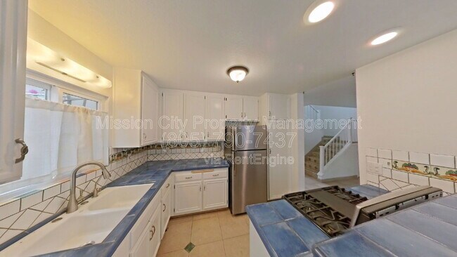 Building Photo - 432 Via Rosa