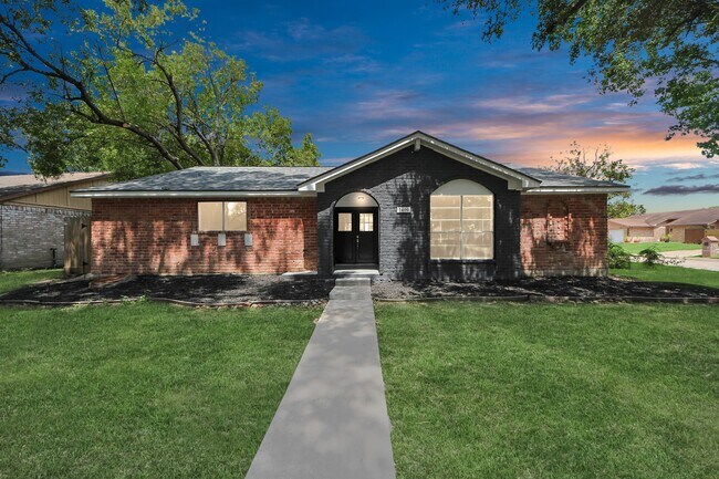 Building Photo - 3400 Surrey Ln
