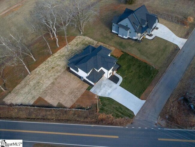 Building Photo - 105 Horseshoe Bend Rd