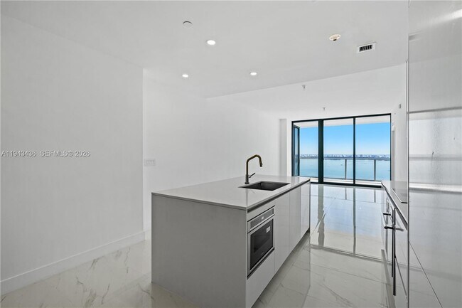 Building Photo - 700 NE 24th St