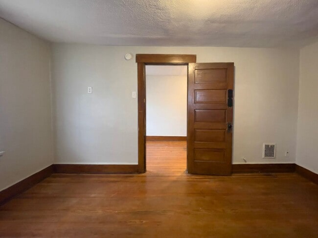 Building Photo - PRELEASING for AUGUST! Close to Campus: Washer and Dryer Included