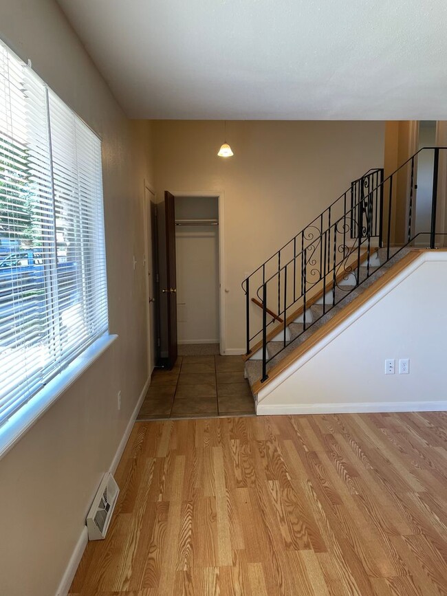 Building Photo - STUDENTS WELCOME! 3 Bed 1.5 Bath Home in g...