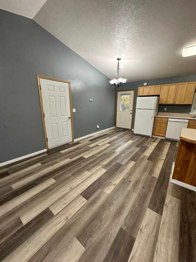 Building Photo - 2 bd, 2 bath, 2 car garage home in North Pole!