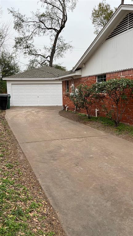 Building Photo - 10218 Oak Point Dr