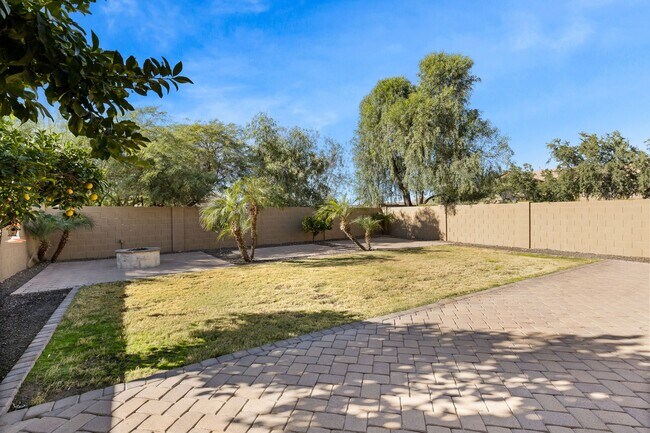 Building Photo - Gorgeous 4 Bedroom Home in Phoenix!