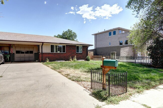 Building Photo - Lakewood! Walk to Belmar Town Center 3 bed...
