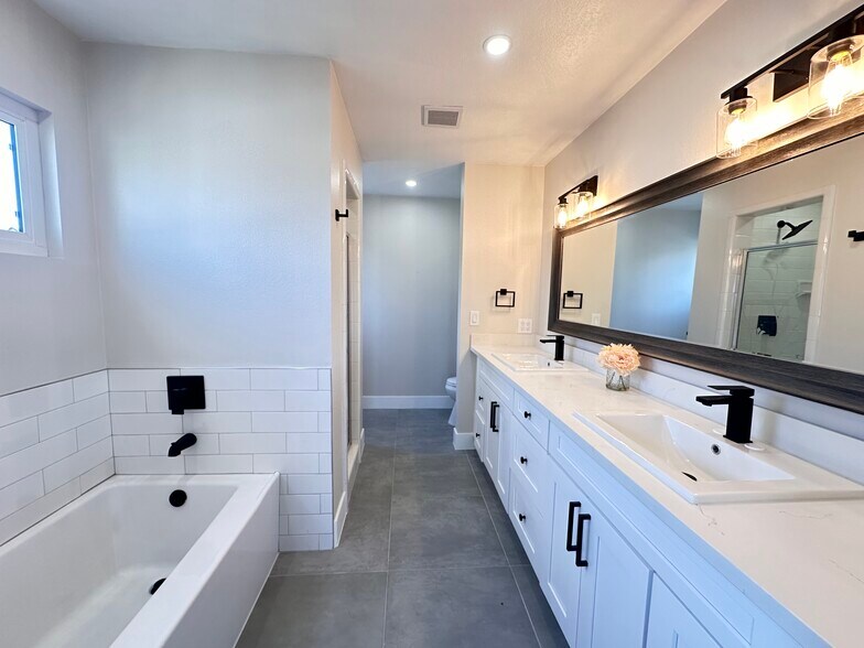 Primary Bedroom en suite Bathroom tub & shower - 770 W 2nd St