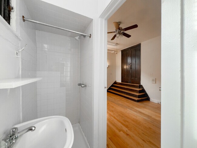 Building Photo - 821 W Waveland Ave