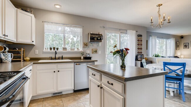 Building Photo - Spacious 4 Bedroom in 80923