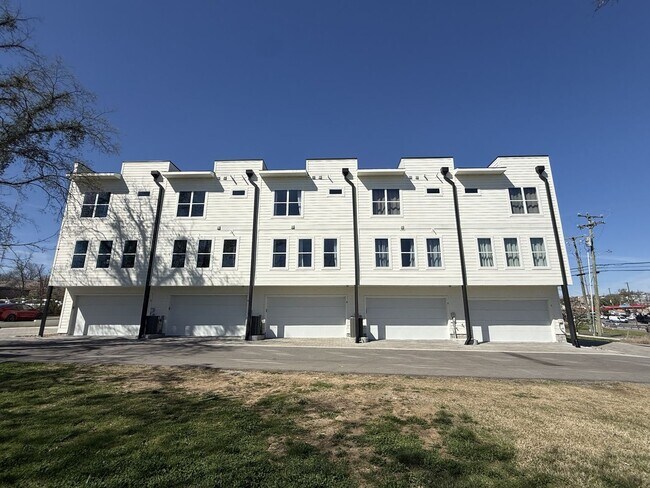 Building Photo - 5621 Lenox Ave