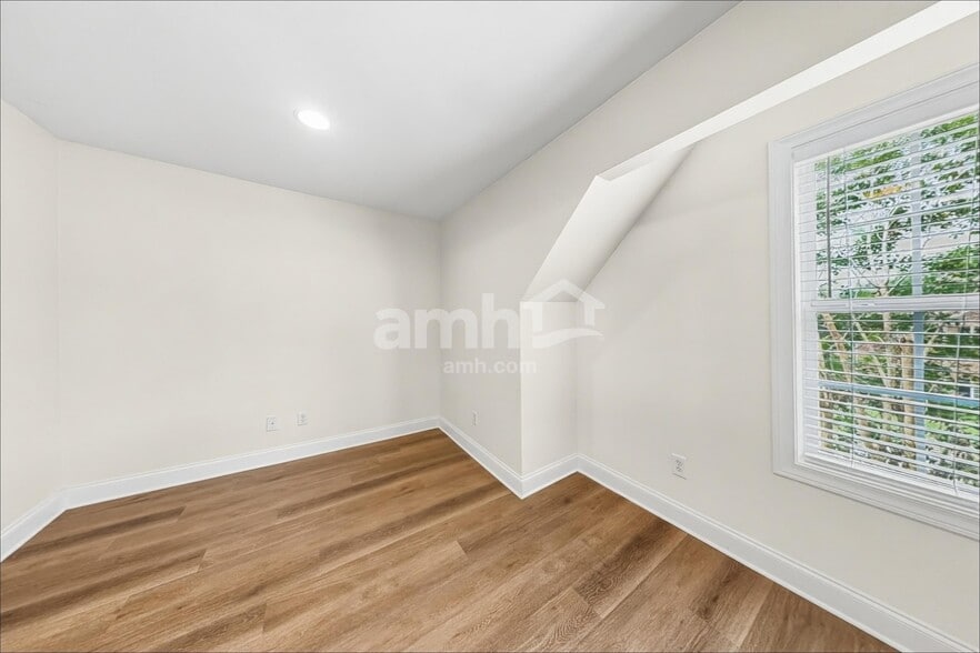 Building Photo - 5592 Lair Ln
