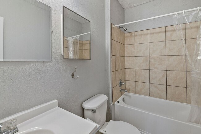 Building Photo - Does not qualify for government assistance...