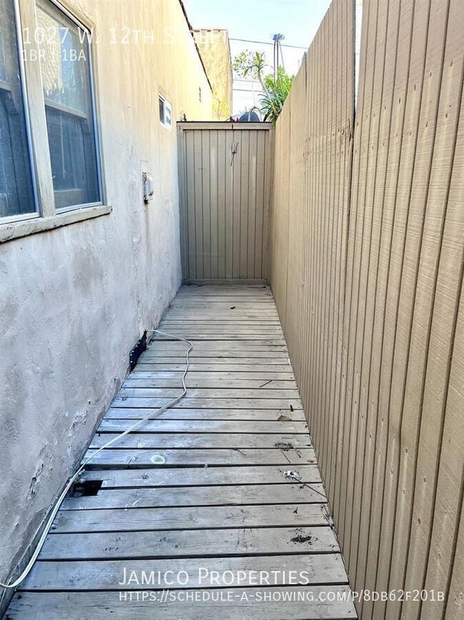 Building Photo - 1027 W 12th St