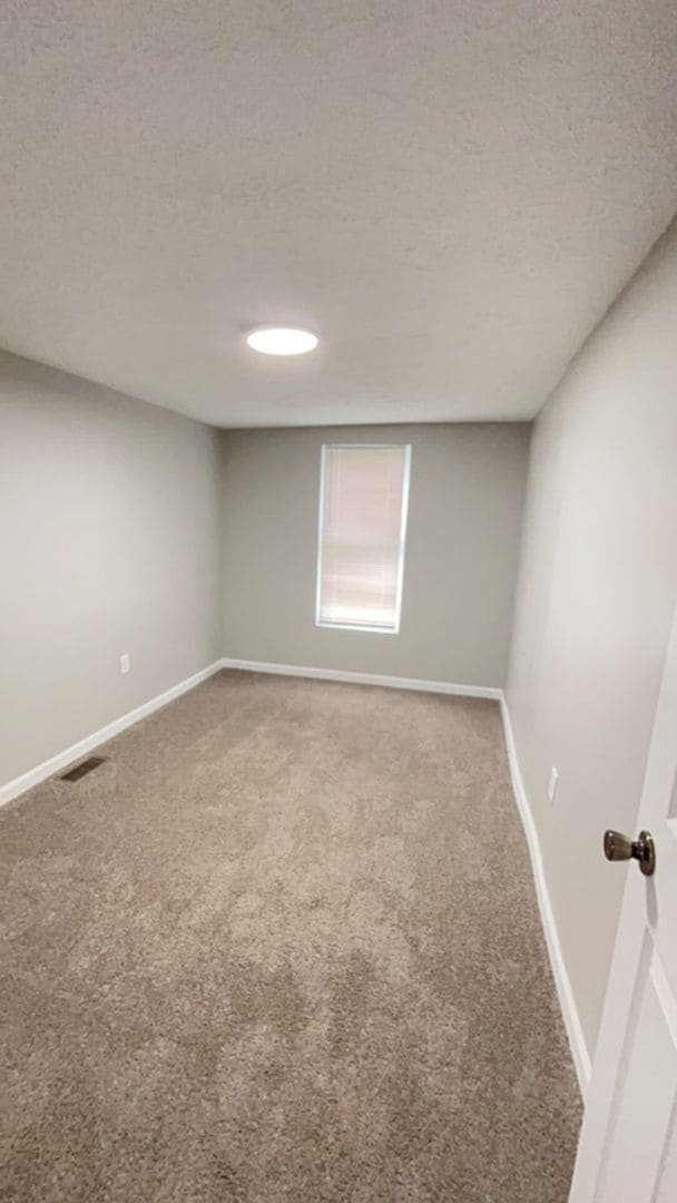 Building Photo - 1st Floor - 3 Bed 1 Bath