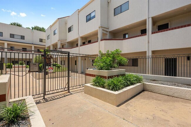Building Photo - 2605 Enfield Rd