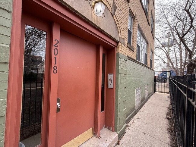 Building Photo - Charming 1-Bedroom apartment in Logan Square!