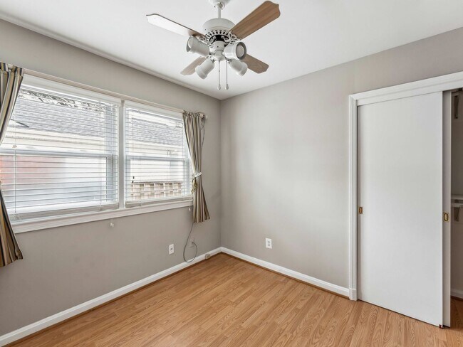 Building Photo - Easy one level living on a 1/3 acre corner lot!