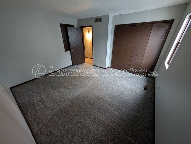 Building Photo - Spacious Townhome with Vaulted Ceilings, Fireplace & Garage