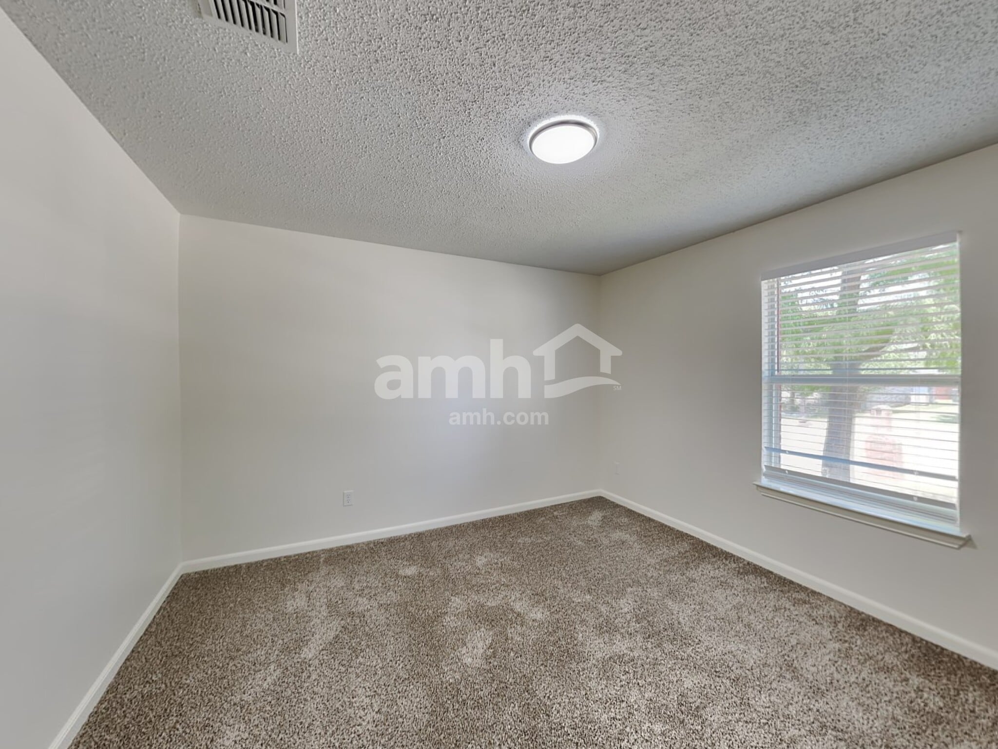 Building Photo - 1475 Stewart Dr