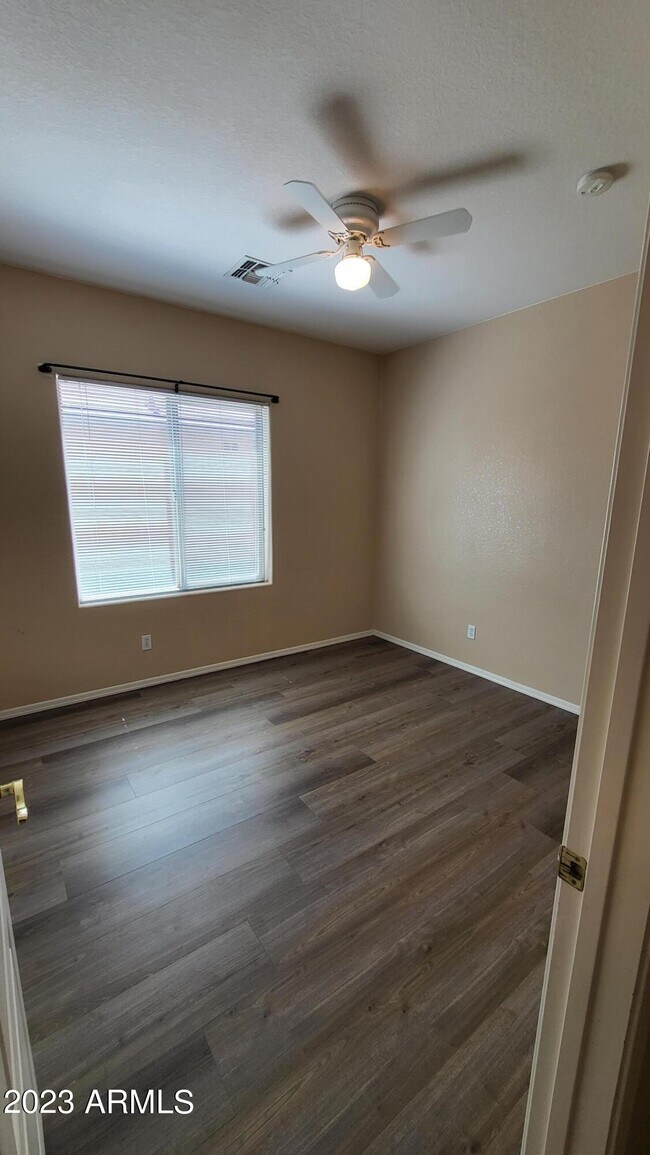 Building Photo - 517 S 115th Dr