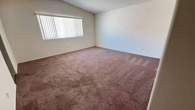 Building Photo - 4 BEDROOM, 3 BATH VICTORVILLE HOME