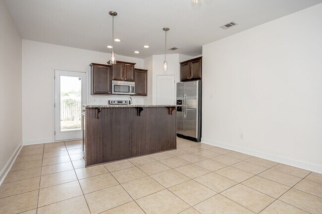 Building Photo - Charming Home Move-in Ready!