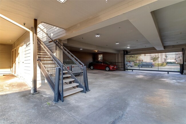 Building Photo - 2216 Chenevert St