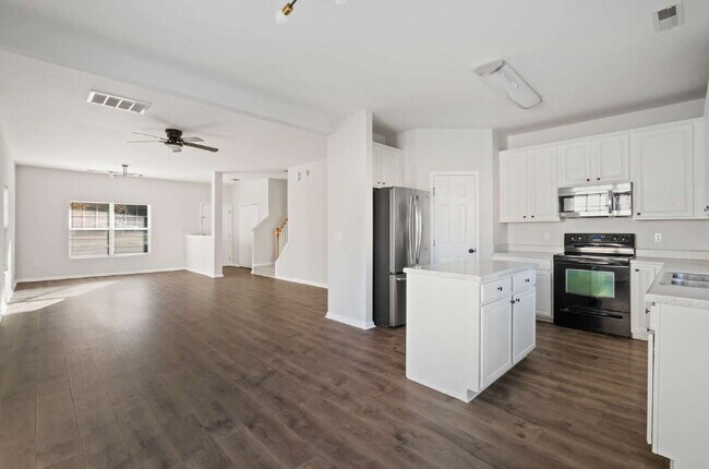 Building Photo - Spacious 3-Bed End-Unit Townhome in Durham