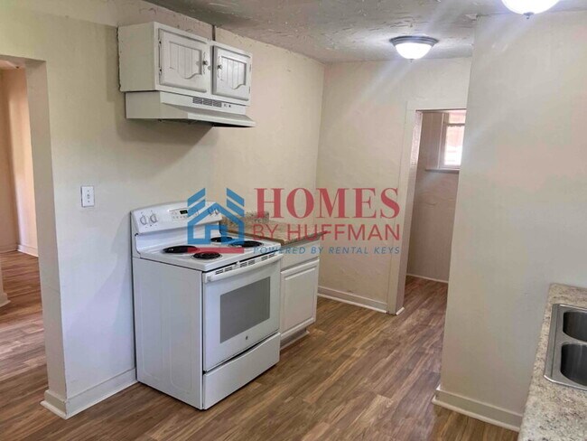 Building Photo - Three Bedroom House | Move in Ready