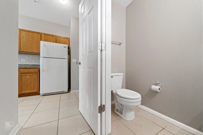 Building Photo - End Unit Three Bedroom Two and a Half Bath in North Naperville