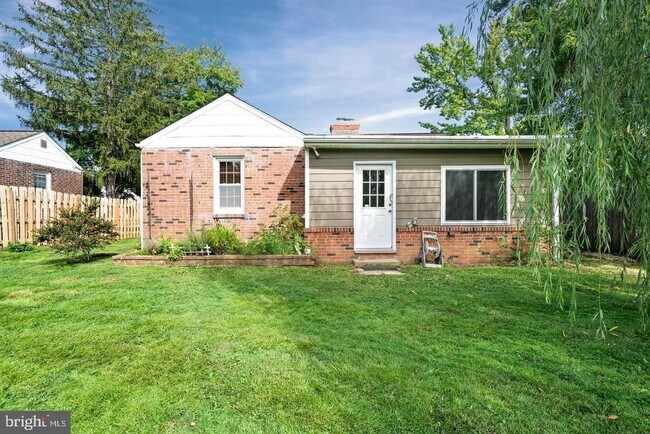 Building Photo - 504 Sharpley Ln