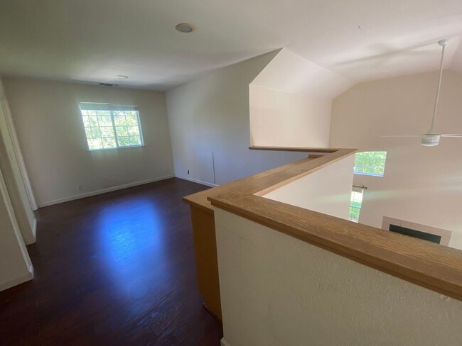 Building Photo - 4 bedroom, 2 bath Condo in North Davis ava...