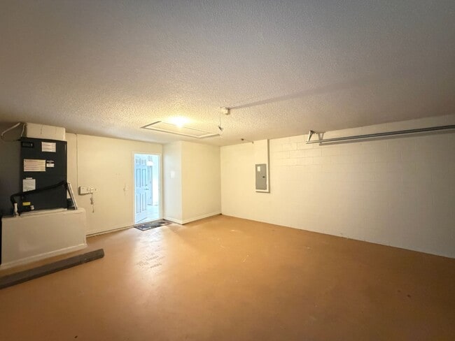 Building Photo - Private pool Single Family House 3 Beds 2 Baths, Resort Style Community. Easy access to Champions...