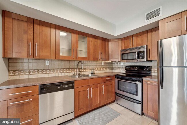 Building Photo - 708 Continental Dr