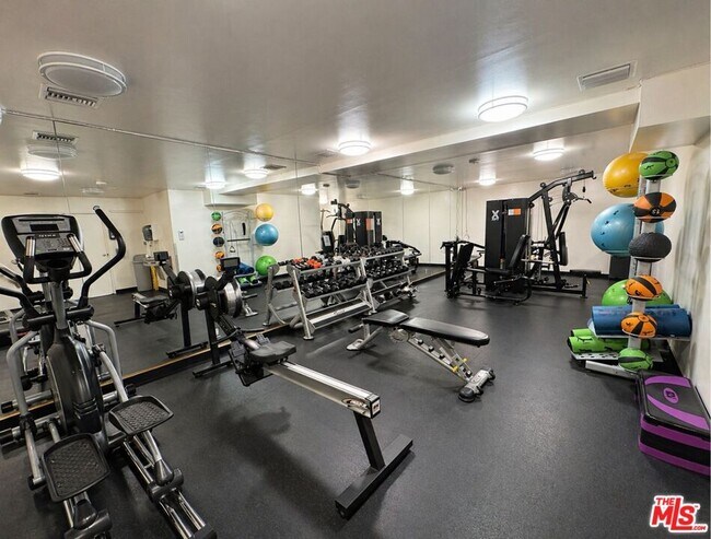 Building Photo - 100 S Doheny Dr