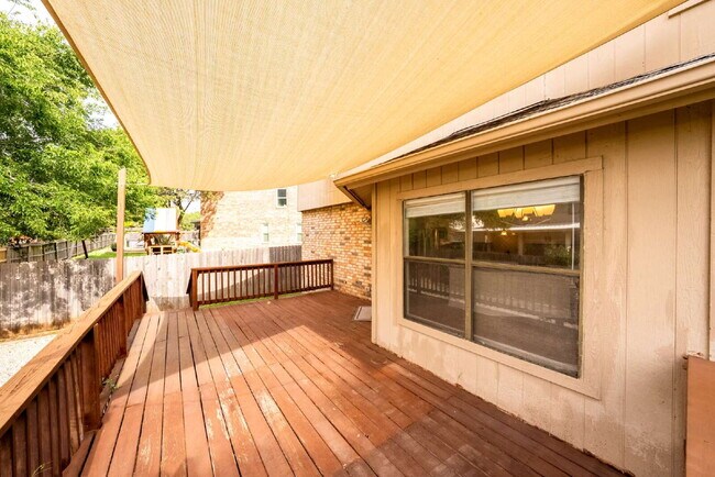 Building Photo - Spacious & Thoughtfully Updated 4-Bedroom ...