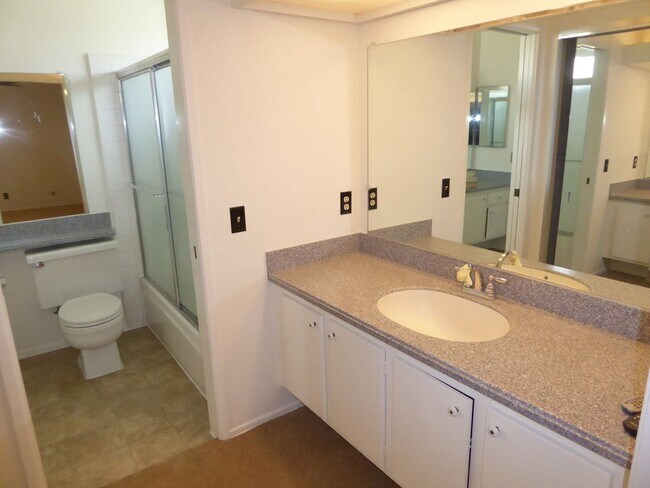 Building Photo - 3 Bedroom Pool Home in Canyon Country!
